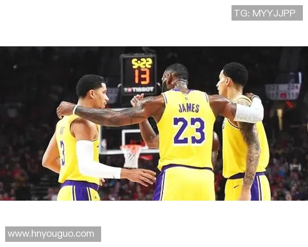 湖人队与开拓者激战正酣10月4日精彩对决引发球迷热议